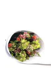 Load image into Gallery viewer, Valentines day Seasonal Bouquet
